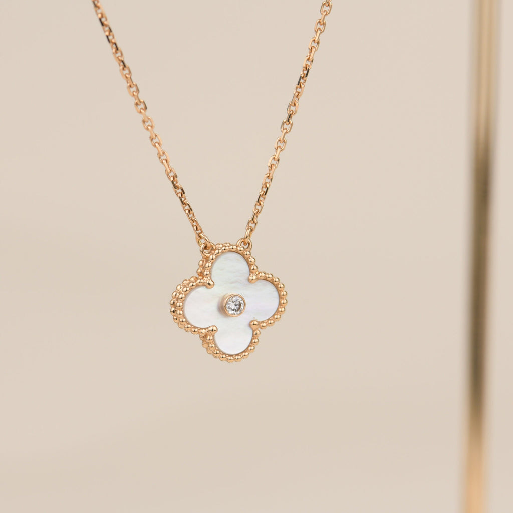 {
  "Elowen jewels": "Elowen jewels",
  "CLOVER 15MM DIAMOND WHITE FRITILLARIA NECKLACE": "クローバー 15mm ダイヤモンド ホワイトフリチラリア ネックレス"
}