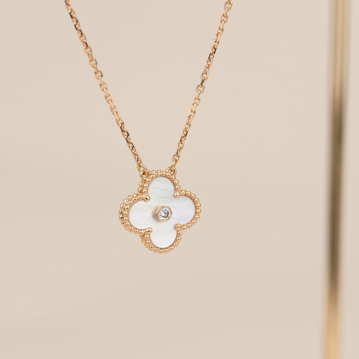 [Elowen jewels ]CLOVER 15MM DIAMANT-HALSKETTE MIT WEISSEM SCHACHBLUMENMUSTER