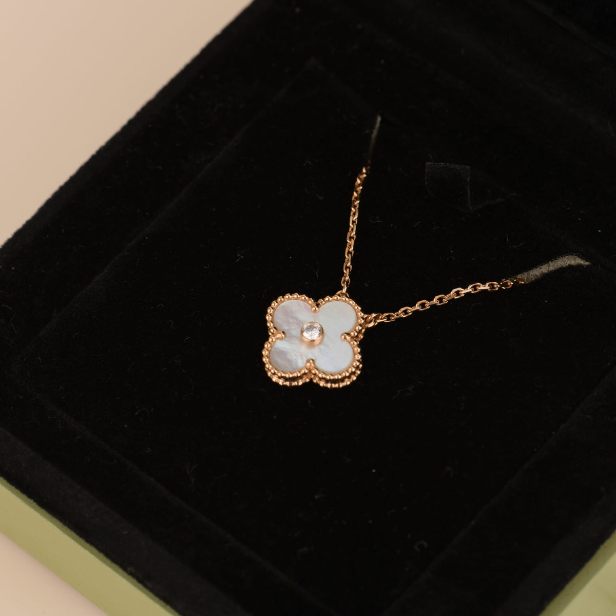 [Elowen jewels ]CLOVER 15MM DIAMANT-HALSKETTE MIT WEISSEM SCHACHBLUMENMUSTER