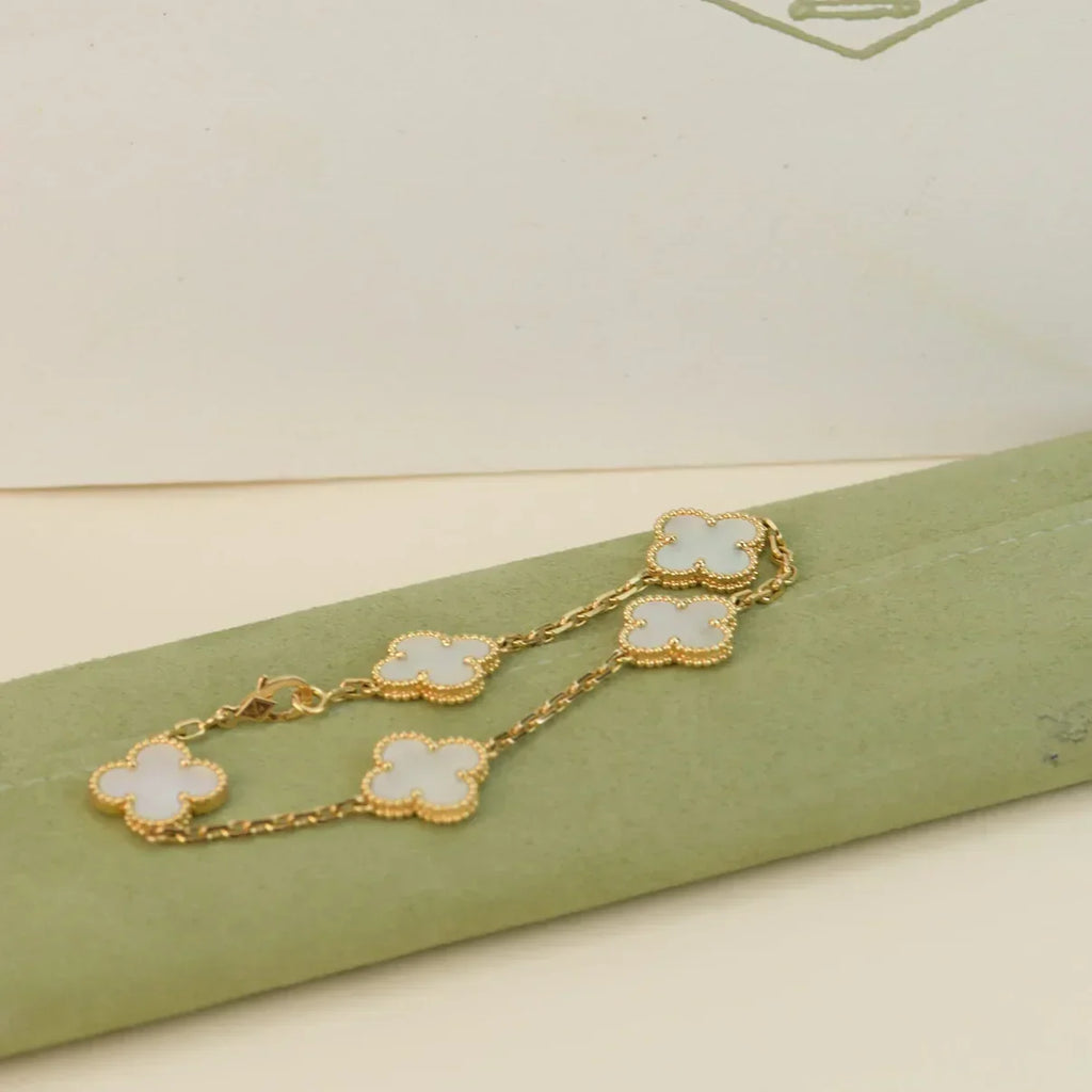 [Elowen jewels ]KOLLEKTION CLOVER WHITE PEARL MOP ARMBAND MIT 5 MOTIVEN