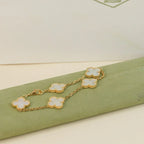 [Elowen jewels ]KOLLEKTION CLOVER WHITE PEARL MOP ARMBAND MIT 5 MOTIVEN