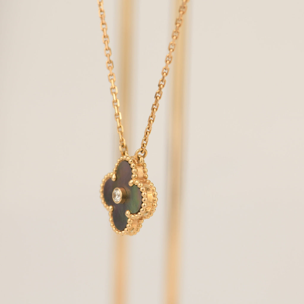 [Elowen jewels ]CLOVER 15MM DIAMOND- UND GRAU-PERLMUTT-HALSKETTE