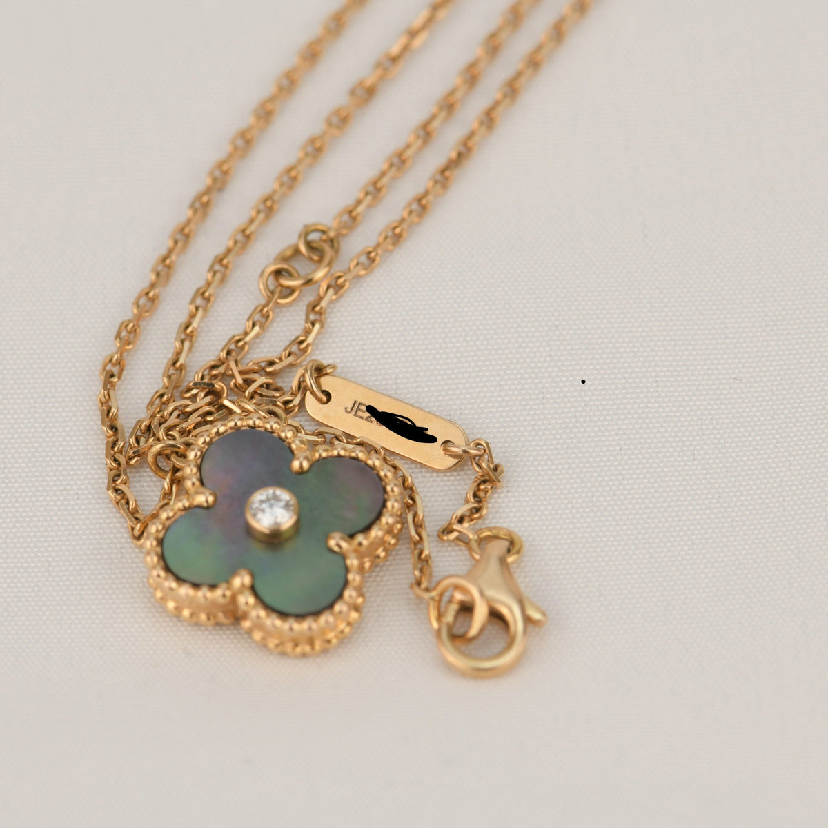 [Elowen jewels ]CLOVER 15MM DIAMOND- UND GRAU-PERLMUTT-HALSKETTE
