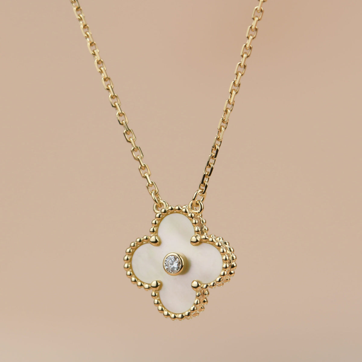 {
  "Elowen jewels": "[Elowen Jewels] KLEEBATT 15 MM DIAMANT GOLD PERLMUTT-HALSKETTE"
}