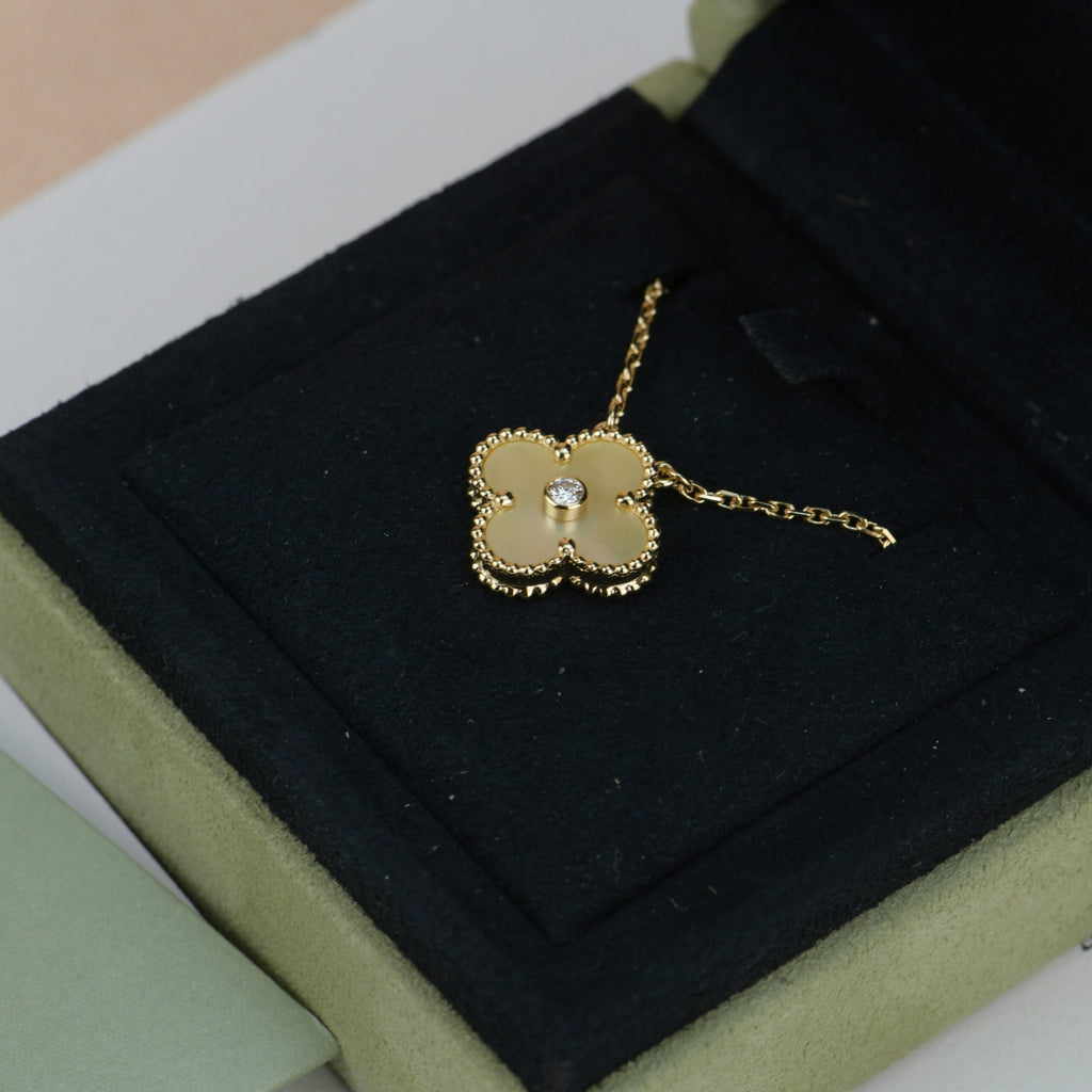 {
"Elowen jewels": "Elowen jewels",
"CLOVER 15MM DIAMOND GOLD MOTHER OF PEARL NECKLACE": "クローバー 15mm ダイヤモンド ゴールド マザーオブパール ネックレス"
}