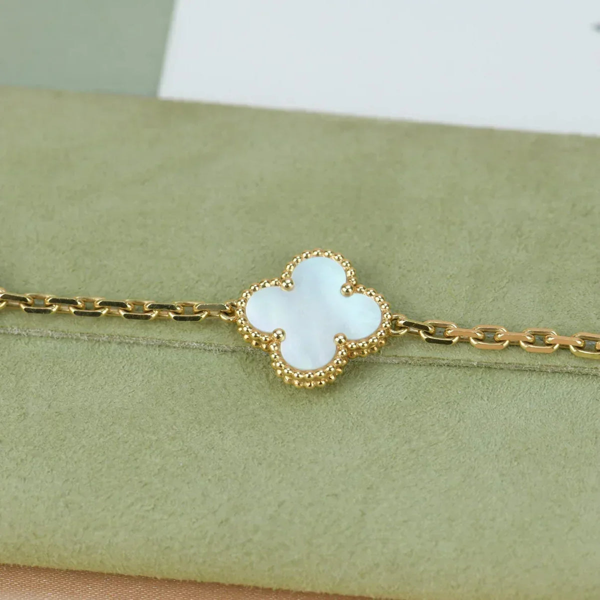 [Elowen jewels ]KOLLEKTION CLOVER WHITE PEARL MOP ARMBAND MIT 5 MOTIVEN