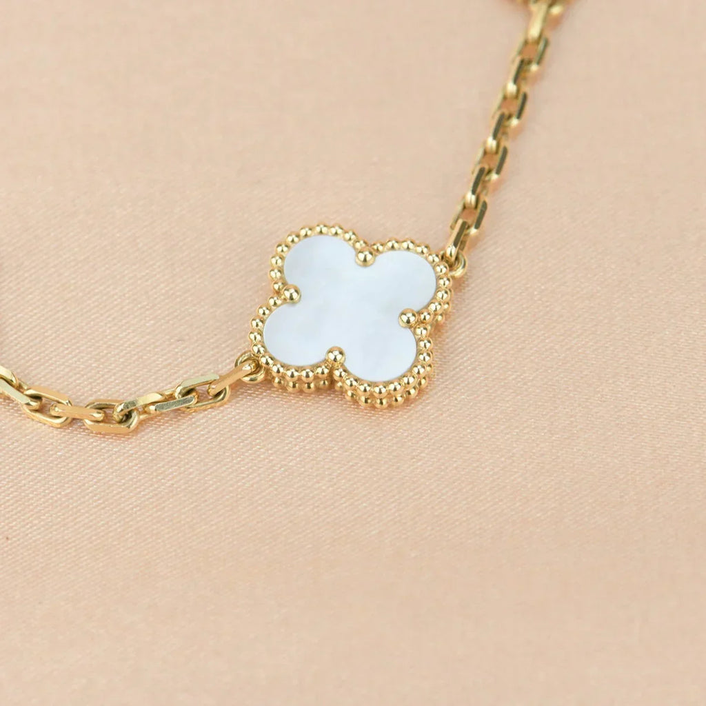 [Elowen jewels ]KOLLEKTION CLOVER WHITE PEARL MOP ARMBAND MIT 5 MOTIVEN