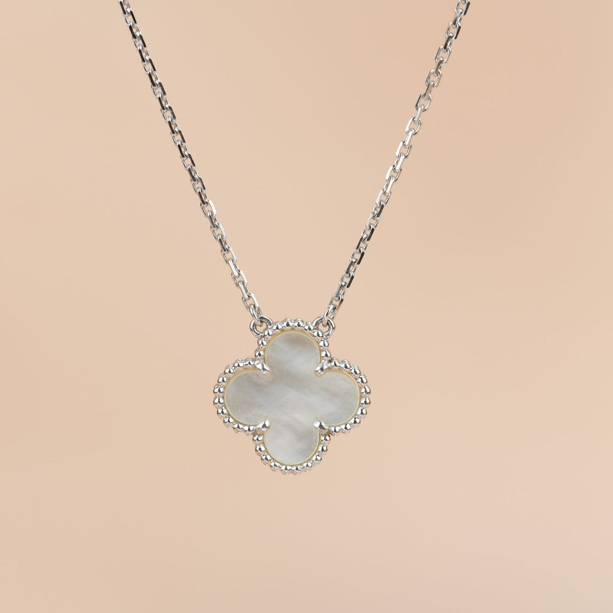 [Elowen jewels ]KLEEBLATT 15MM WEISSES PERLMUTT SILBER