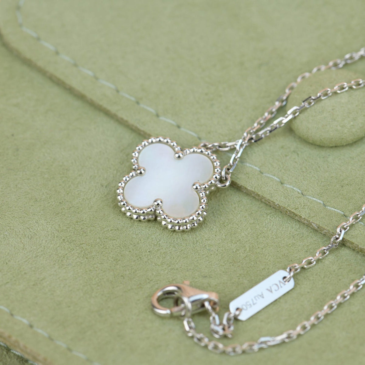 [Elowen jewels ]KLEEBLATT 15MM WEISSES PERLMUTT SILBER