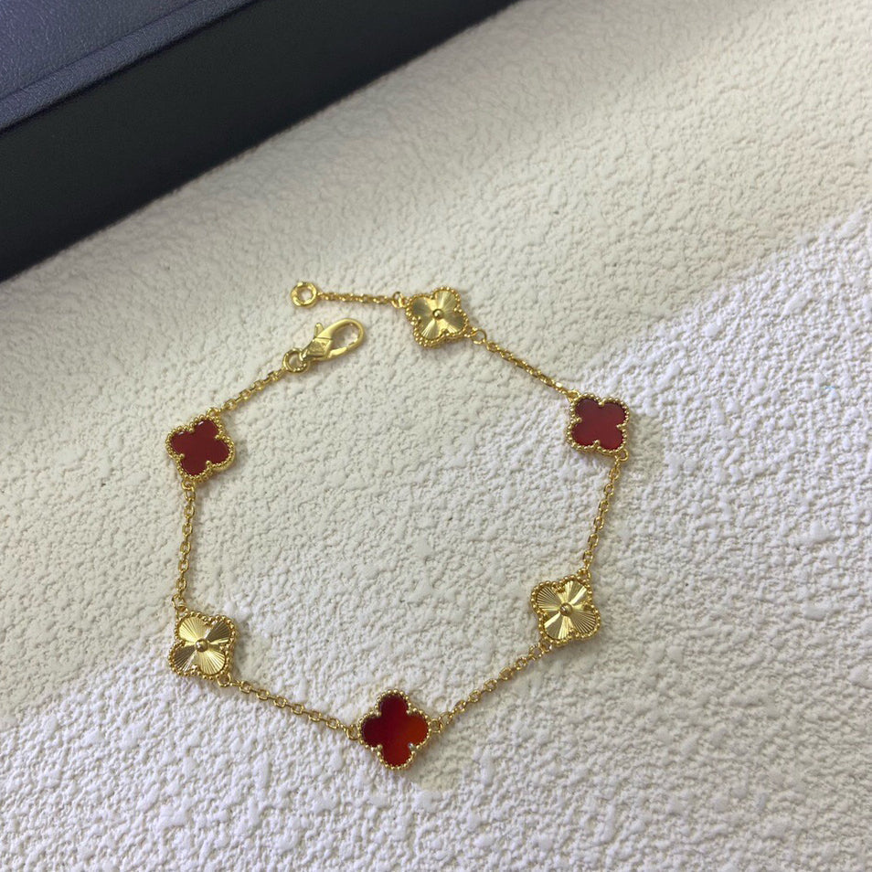 [Elowen Jewels] CLOVER 6-MOTIV ARMBAND MIT LASER-GRAVIERTEM ROTEM ACHAT