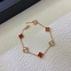 [Elowen Jewels] CLOVER 6-MOTIV ARMBAND MIT LASER-GRAVIERTEM ROTEM ACHAT