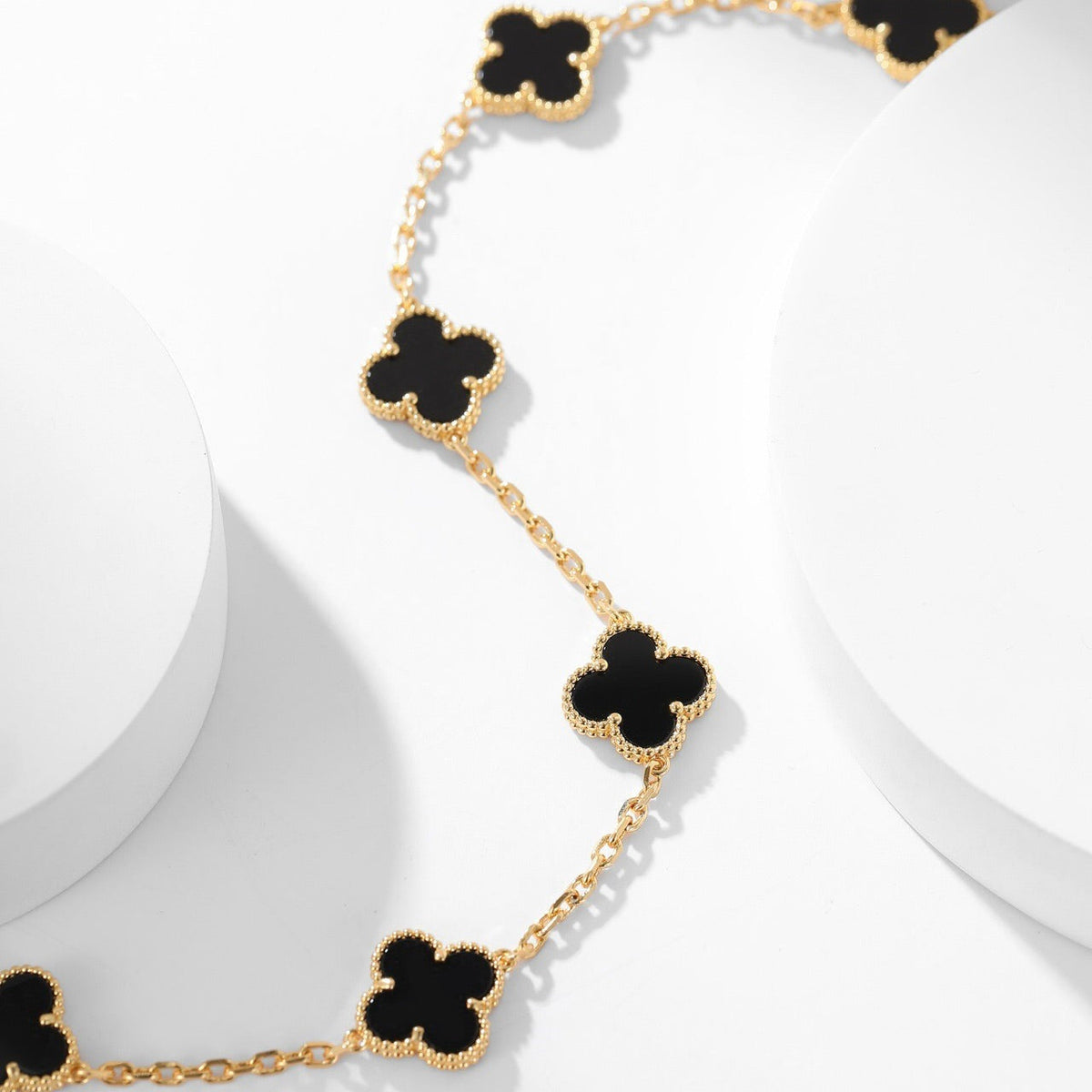 [Elowen jewels ]CLOVER HALSKETTE MIT 10 ONYX-MOTIVEN
