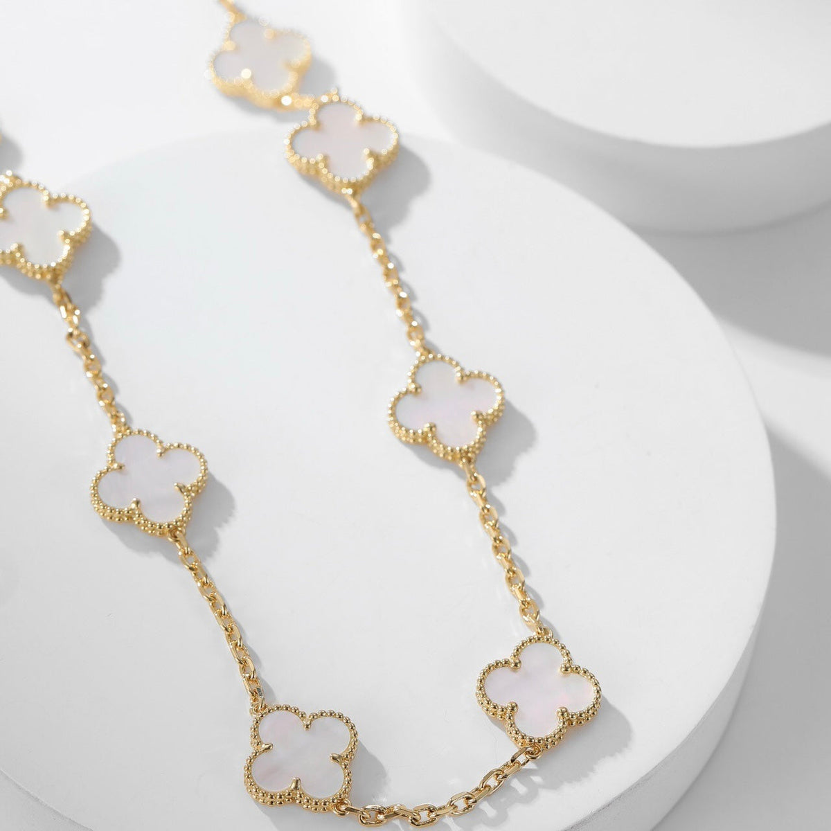 {
"Elowen jewels": "Elowen Schmuck",
"CLOVER 10 MOTIFS WHITE MOTHER OF PEARL NECKLACE": "KLEEBLATT 10-MOTIV-HALSKETTE AUS WEISSEM PERLMUTT"
}