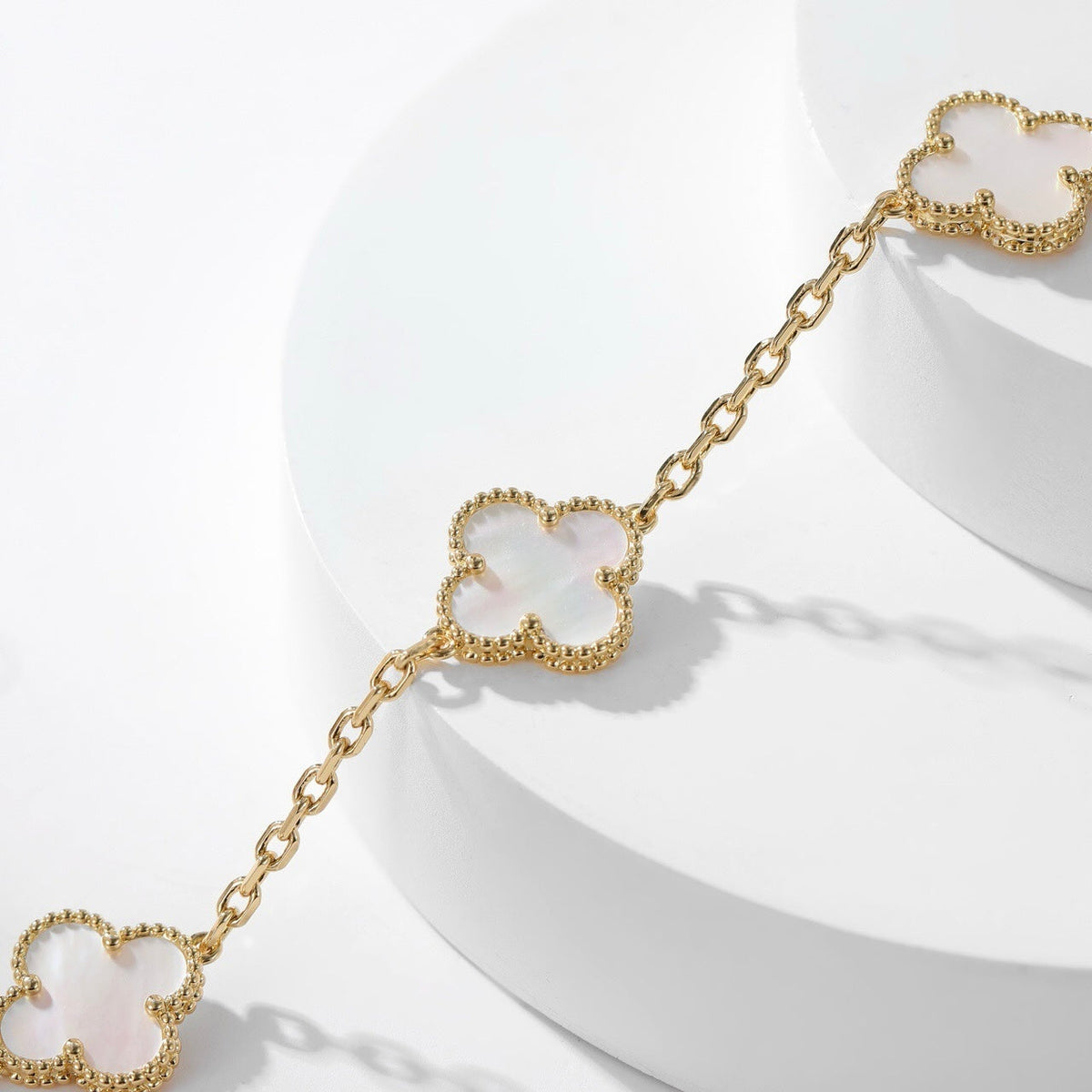 {
"Elowen jewels": "Elowen Schmuck",
"CLOVER 10 MOTIFS WHITE MOTHER OF PEARL NECKLACE": "KLEEBLATT 10-MOTIV-HALSKETTE AUS WEISSEM PERLMUTT"
}
