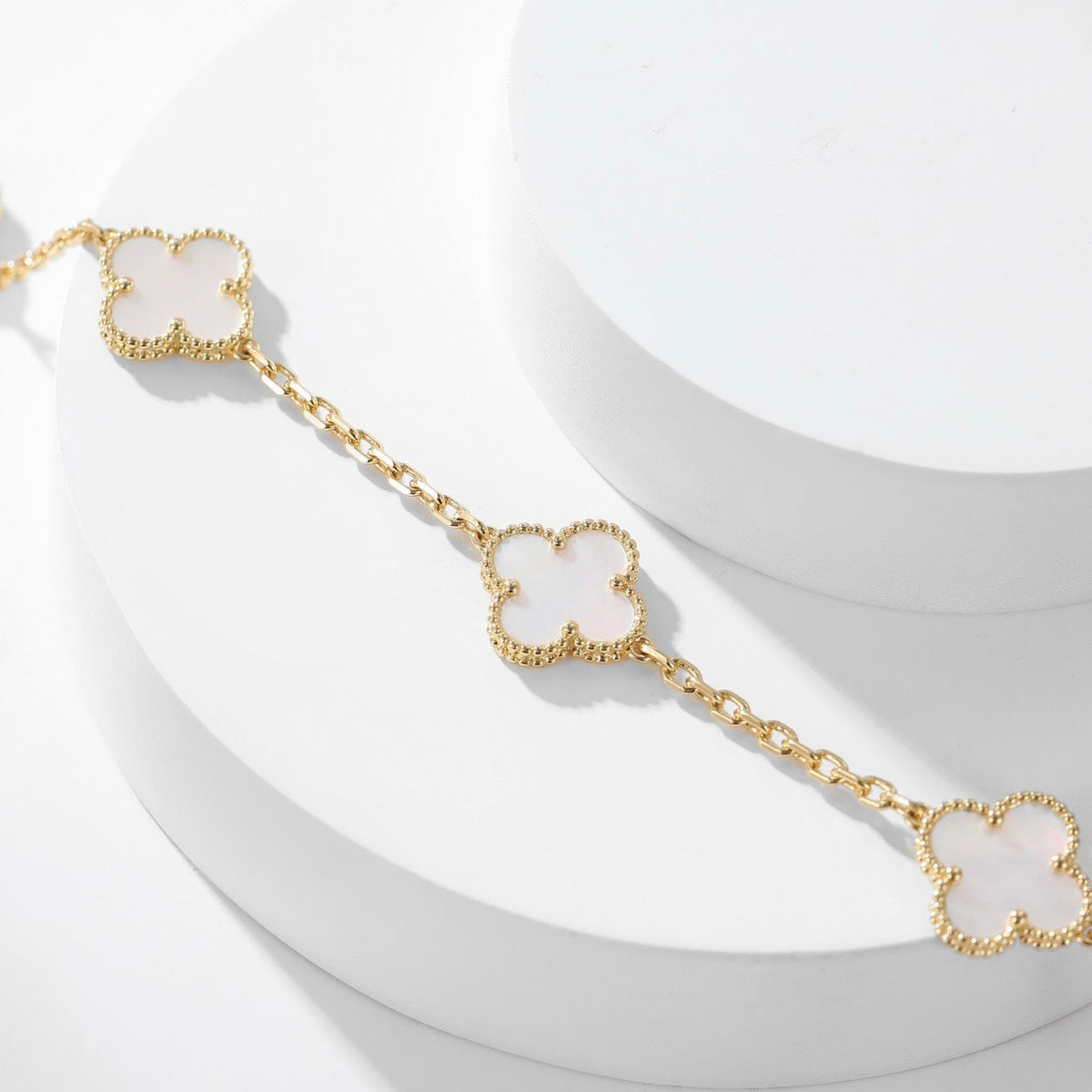 {
"Elowen jewels": "Elowen Schmuck",
"CLOVER 10 MOTIFS WHITE MOTHER OF PEARL NECKLACE": "KLEEBLATT 10-MOTIV-HALSKETTE AUS WEISSEM PERLMUTT"
}