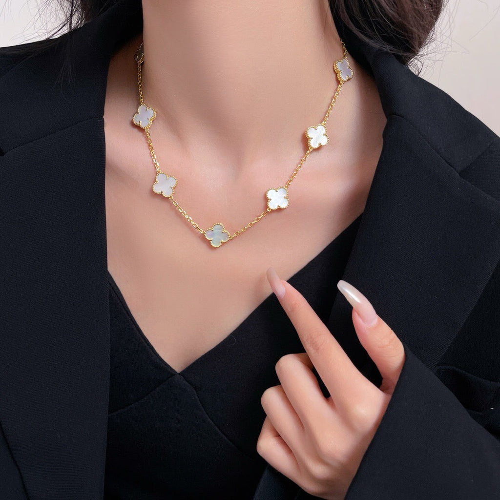 {
"Elowen jewels": "Elowen Schmuck",
"CLOVER 10 MOTIFS WHITE MOTHER OF PEARL NECKLACE": "KLEEBLATT 10-MOTIV-HALSKETTE AUS WEISSEM PERLMUTT"
}