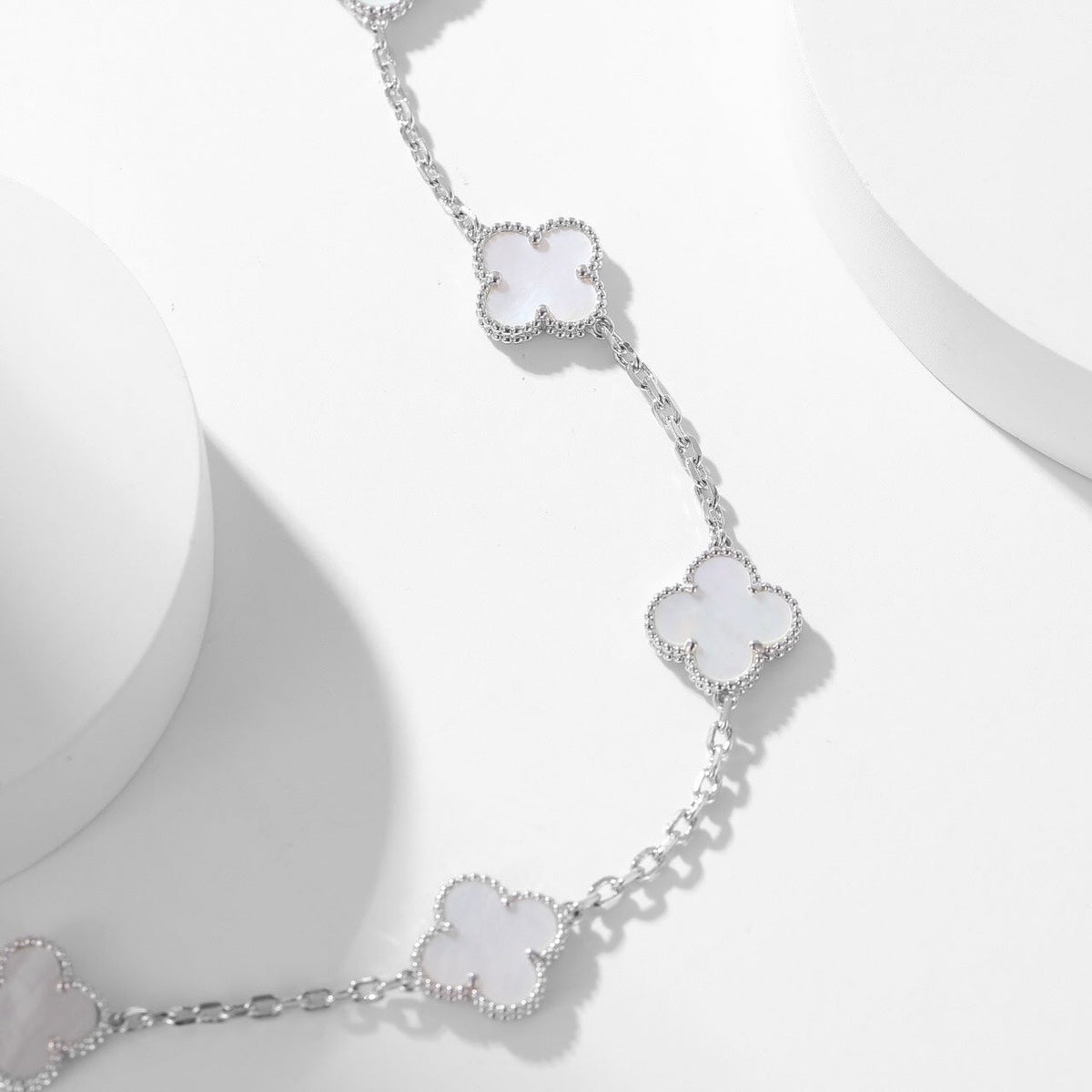 {
"Elowen jewels": "Elowen Schmuck",
"CLOVER 10 MOTIFS WHITE MOTHER OF PEARL NECKLACE": "KLEEBLATT 10-MOTIV-HALSKETTE AUS WEISSEM PERLMUTT"
}