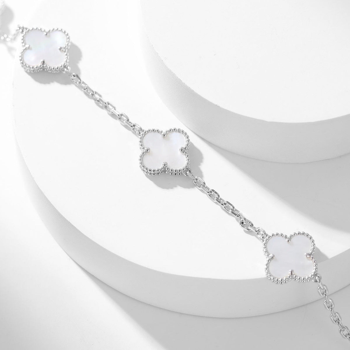 {
"Elowen jewels": "Elowen Schmuck",
"CLOVER 10 MOTIFS WHITE MOTHER OF PEARL NECKLACE": "KLEEBLATT 10-MOTIV-HALSKETTE AUS WEISSEM PERLMUTT"
}