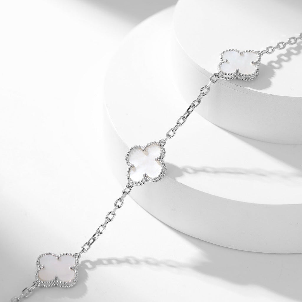 {
"Elowen jewels": "Elowen Schmuck",
"CLOVER 10 MOTIFS WHITE MOTHER OF PEARL NECKLACE": "KLEEBLATT 10-MOTIV-HALSKETTE AUS WEISSEM PERLMUTT"
}