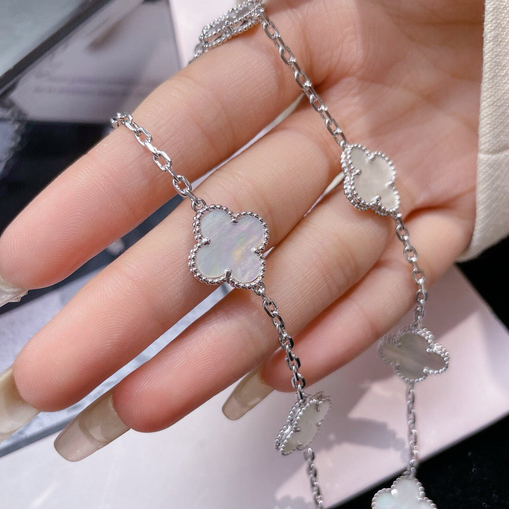 {
"Elowen jewels": "Elowen Schmuck",
"CLOVER 10 MOTIFS WHITE MOTHER OF PEARL NECKLACE": "KLEEBLATT 10-MOTIV-HALSKETTE AUS WEISSEM PERLMUTT"
}