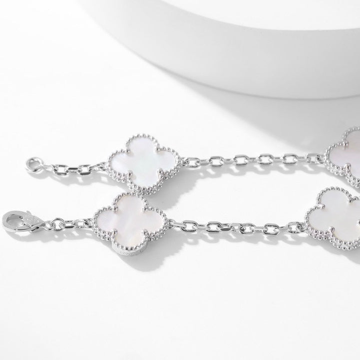{
"Elowen jewels": "Elowen Schmuck",
"CLOVER 10 MOTIFS WHITE MOTHER OF PEARL NECKLACE": "KLEEBLATT 10-MOTIV-HALSKETTE AUS WEISSEM PERLMUTT"
}