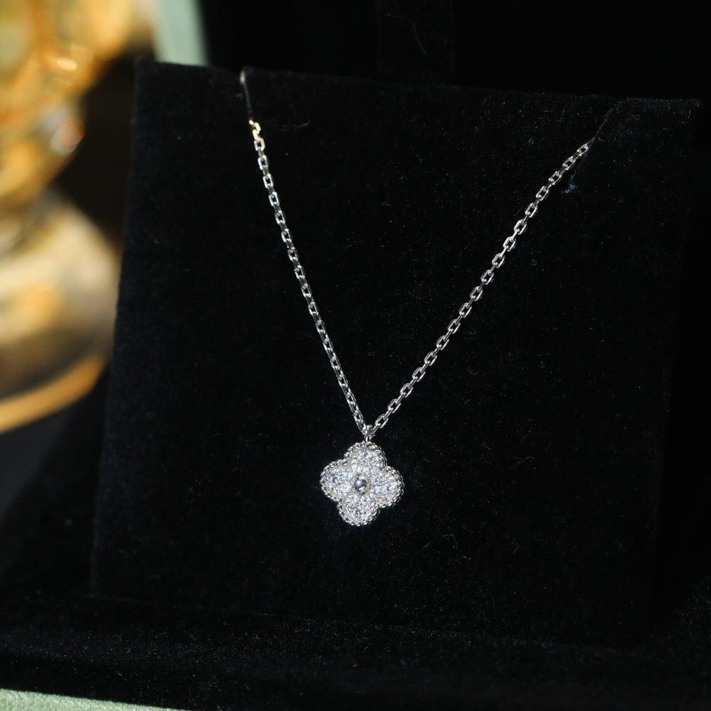 {
"Elowen jewels ": "Elowen jewels ",
"CLOVER MINI 9.5MM PENDANT DIAMOND NECKLACE": "クローバー ミニ 9.5mm ダイヤモンド ペンダントネックレス"
}