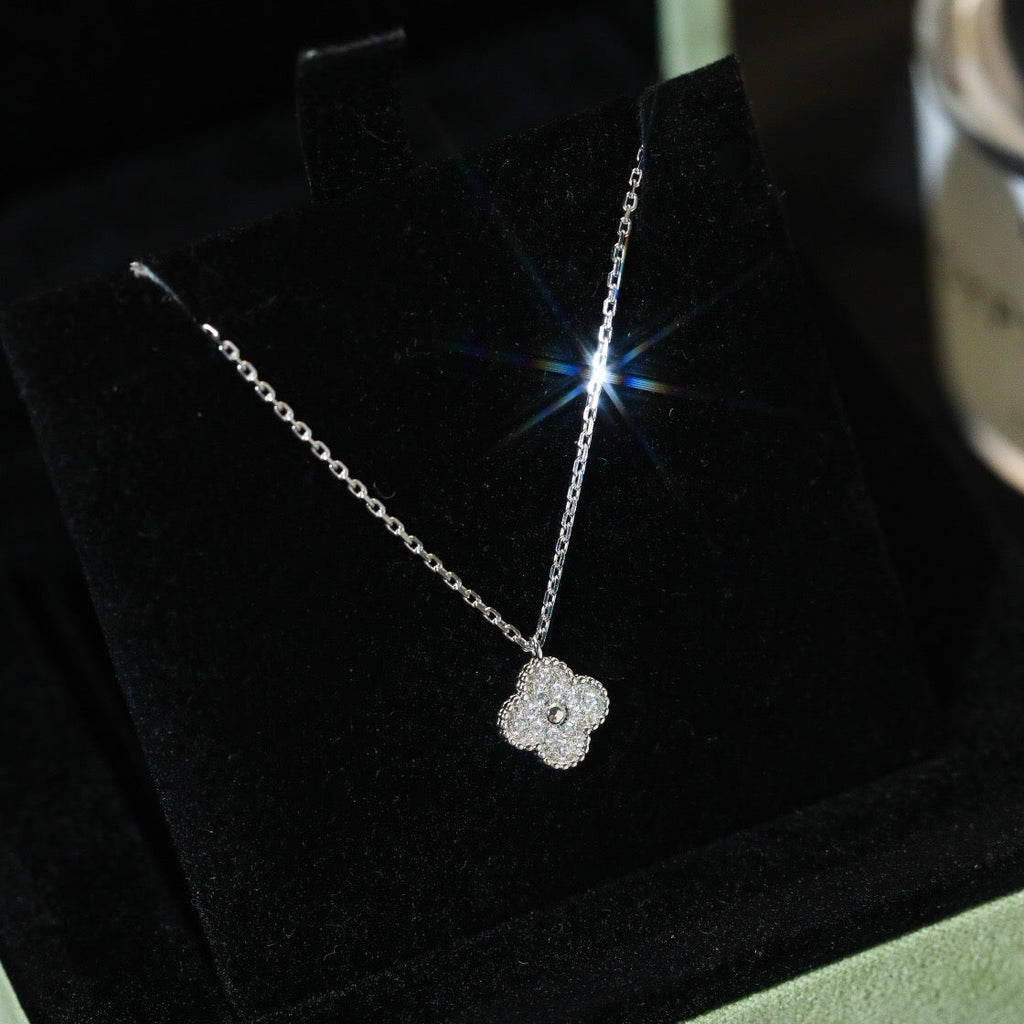 {
"Elowen jewels ": "Elowen jewels ",
"CLOVER MINI 9.5MM PENDANT DIAMOND NECKLACE": "クローバー ミニ 9.5mm ダイヤモンド ペンダントネックレス"
}