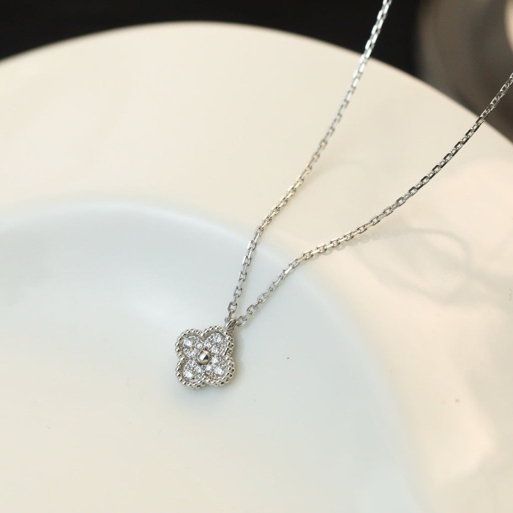 {
"Elowen jewels ": "Elowen jewels ",
"CLOVER MINI 9.5MM PENDANT DIAMOND NECKLACE": "クローバー ミニ 9.5mm ダイヤモンド ペンダントネックレス"
}