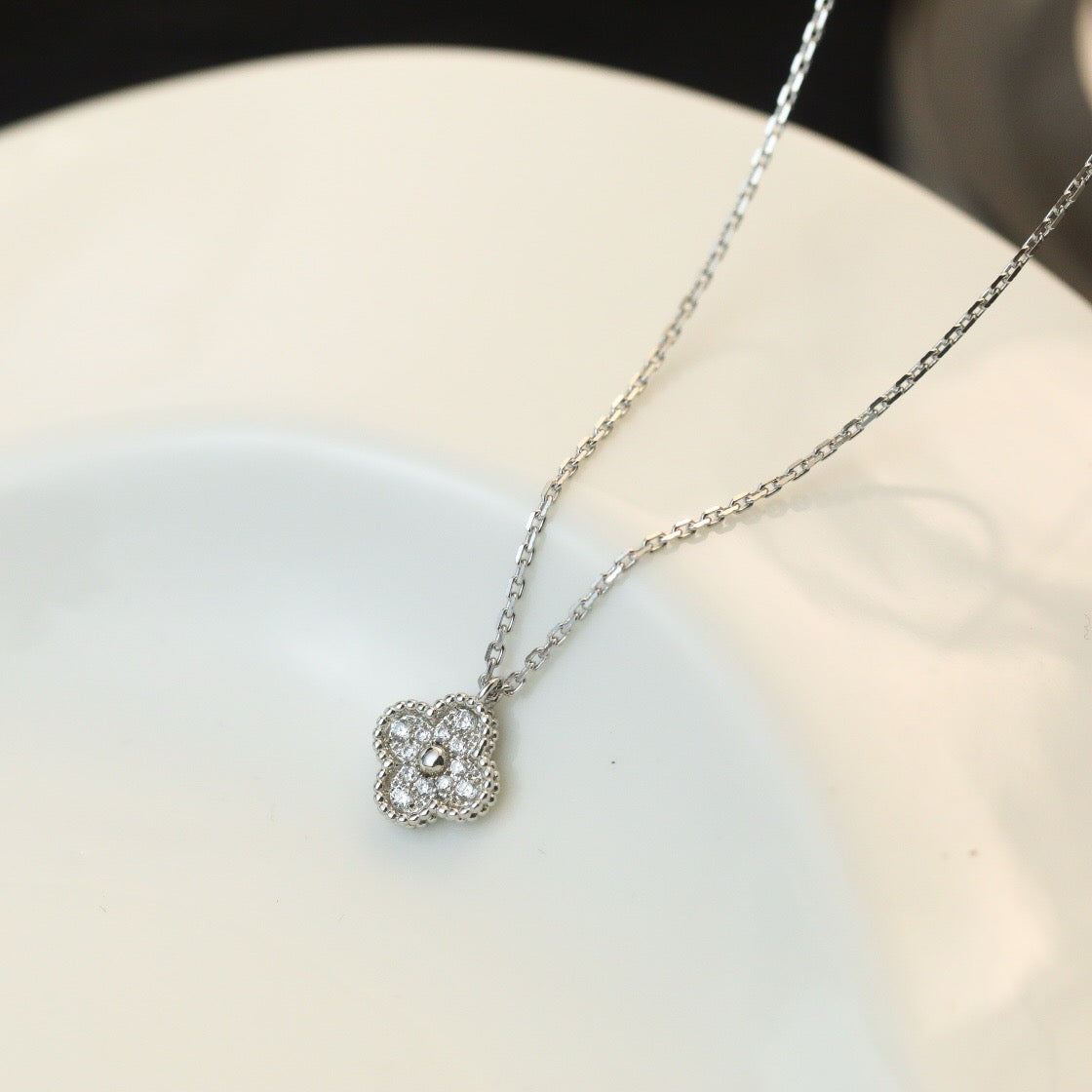 {
"Elowen jewels ": "Elowen jewels ",
"CLOVER MINI 9.5MM PENDANT DIAMOND NECKLACE": "クローバー ミニ 9.5mm ダイヤモンド ペンダントネックレス"
}