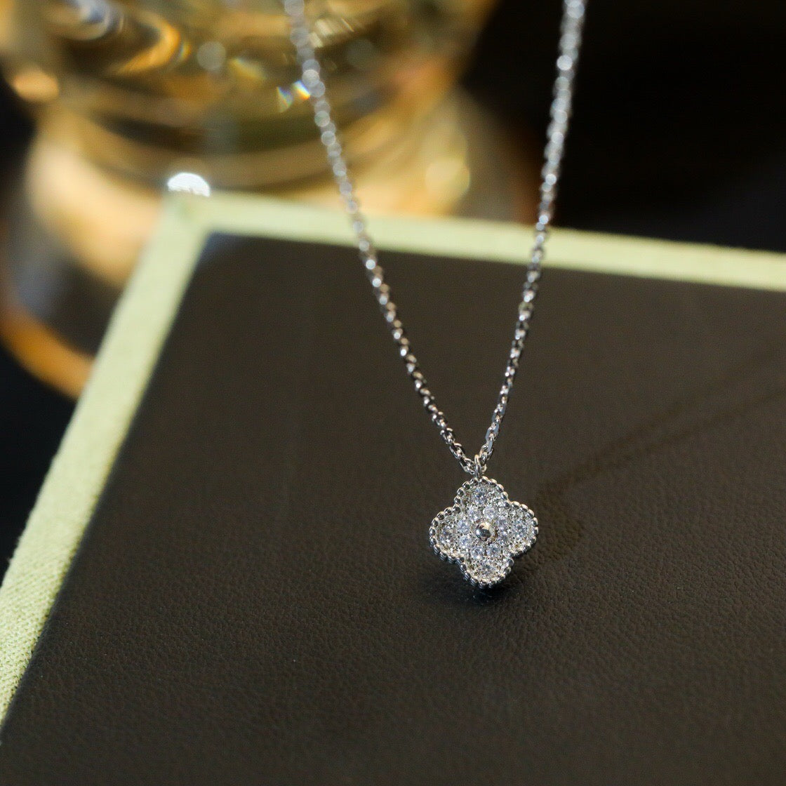 {
"Elowen jewels ": "Elowen jewels ",
"CLOVER MINI 9.5MM PENDANT DIAMOND NECKLACE": "クローバー ミニ 9.5mm ダイヤモンド ペンダントネックレス"
}