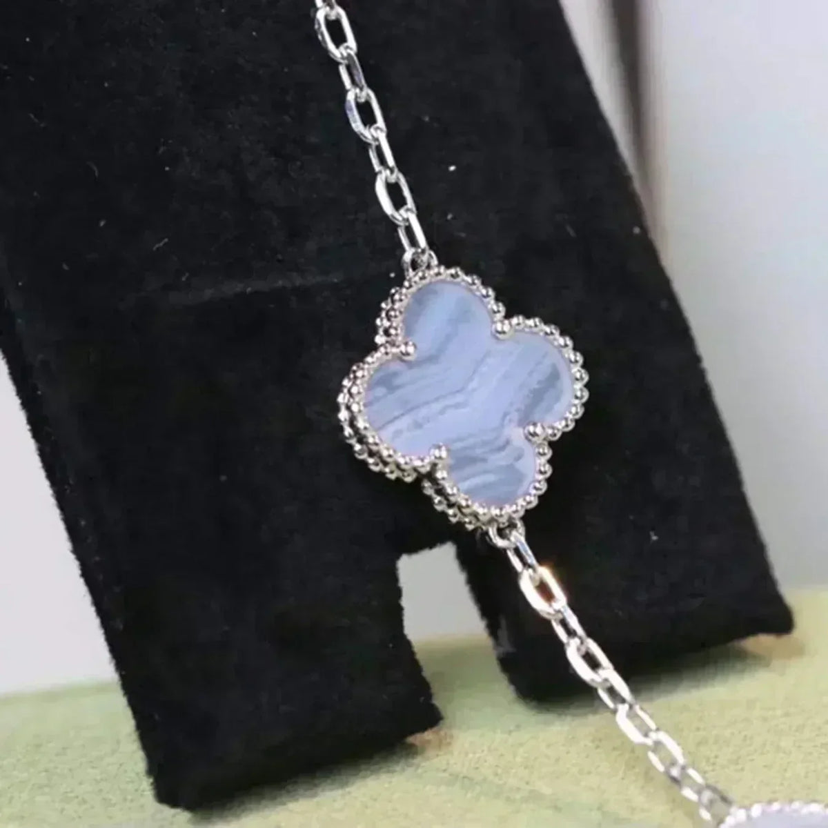[Elowen jewels ] KOLLEKTION: CLOVER 5-MOTIV ARMBAND AUS LILA CHALCEDON