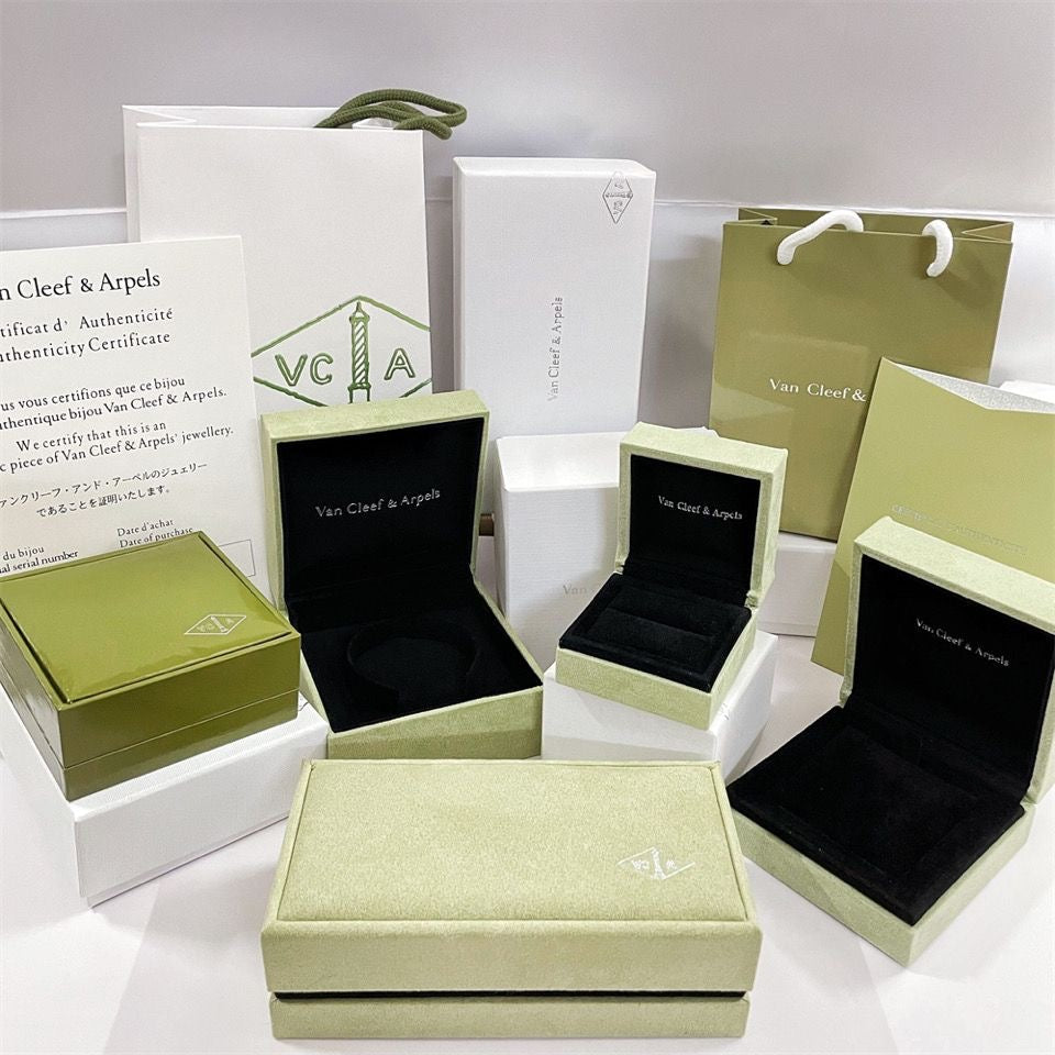 {
  "Elowen jewels": "Elowen jewels",
  "VA CLOVER BRACELET NECKLACE RING BOX GIFT BAG": "VA クローバー ブレスレット ネックレス リング ボックス ギフトバッグ"
}
