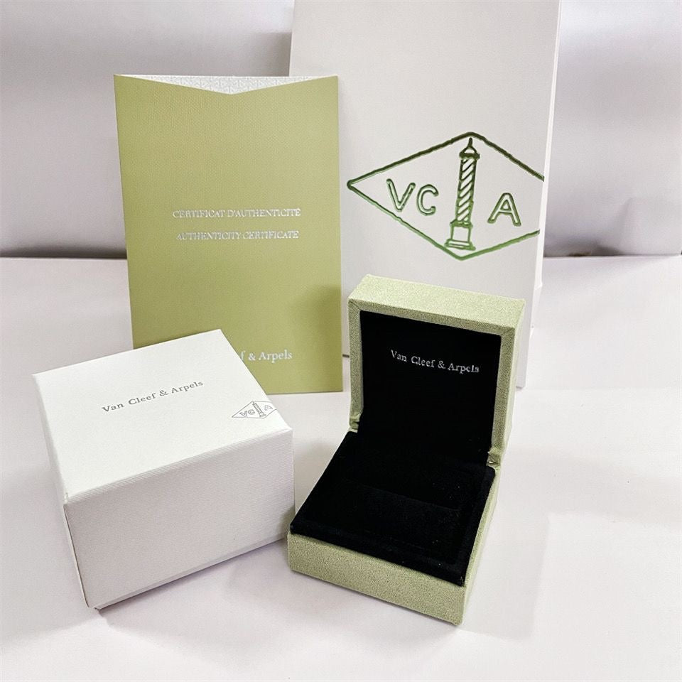 {
  "Elowen jewels": "Elowen jewels",
  "VA CLOVER BRACELET NECKLACE RING BOX GIFT BAG": "VA クローバー ブレスレット ネックレス リング ボックス ギフトバッグ"
}
