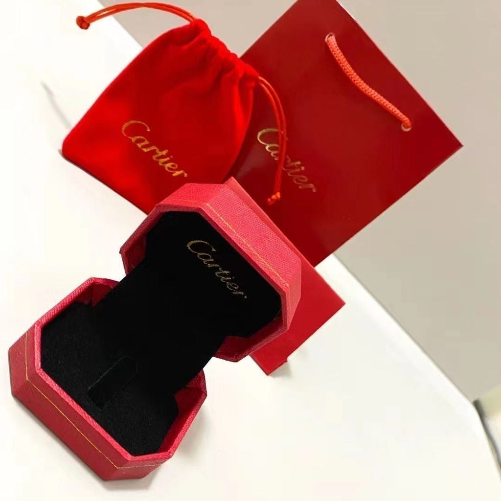 {
  "Elowen jewels": "Elowen Schmuck",
  "CA": "CA",
  "BRACELET": "ARMBAND",
  "NECKLACE": "HALSKETTE",
  "RING": "RING",
  "BOX": "SCHACHTEL",
  "GIFT BAG": "GESCHENKTÜTE"
}