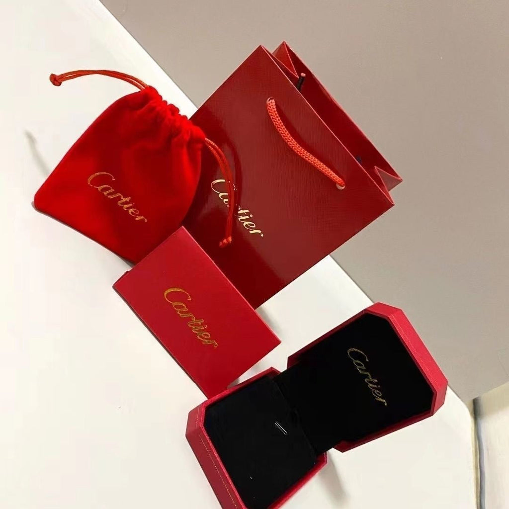 {
  "Elowen jewels": "Elowen Schmuck",
  "CA": "CA",
  "BRACELET": "ARMBAND",
  "NECKLACE": "HALSKETTE",
  "RING": "RING",
  "BOX": "SCHACHTEL",
  "GIFT BAG": "GESCHENKTÜTE"
}