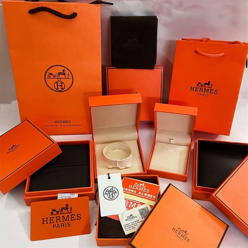 {"Elowen jewels": "Elowen jewels", "HM BRACELET NECKLACE RING BOX GIFT BAG": "HM ブレスレット・ネックレス・リング用ボックス・ギフトバッグ"}