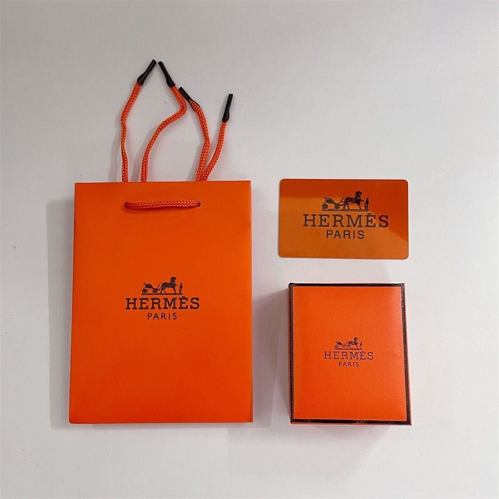 {"Elowen jewels": "Elowen jewels", "HM BRACELET NECKLACE RING BOX GIFT BAG": "HM ブレスレット・ネックレス・リング用ボックス・ギフトバッグ"}