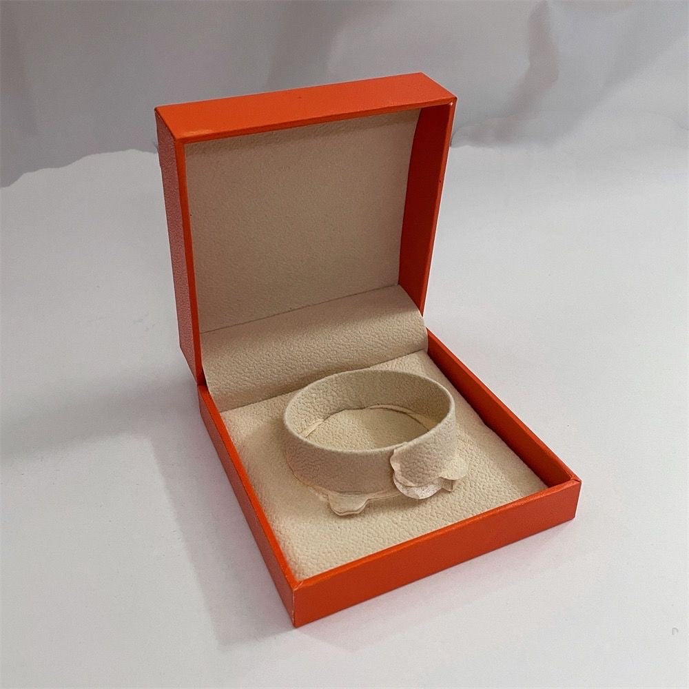 {"Elowen jewels": "Elowen jewels", "HM BRACELET NECKLACE RING BOX GIFT BAG": "HM ブレスレット・ネックレス・リング用ボックス・ギフトバッグ"}