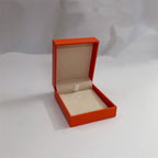 {"Elowen jewels": "Elowen jewels", "HM BRACELET NECKLACE RING BOX GIFT BAG": "HM ブレスレット・ネックレス・リング用ボックス・ギフトバッグ"}