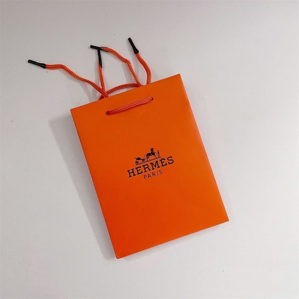 {"Elowen jewels": "Elowen jewels", "HM BRACELET NECKLACE RING BOX GIFT BAG": "HM ブレスレット・ネックレス・リング用ボックス・ギフトバッグ"}