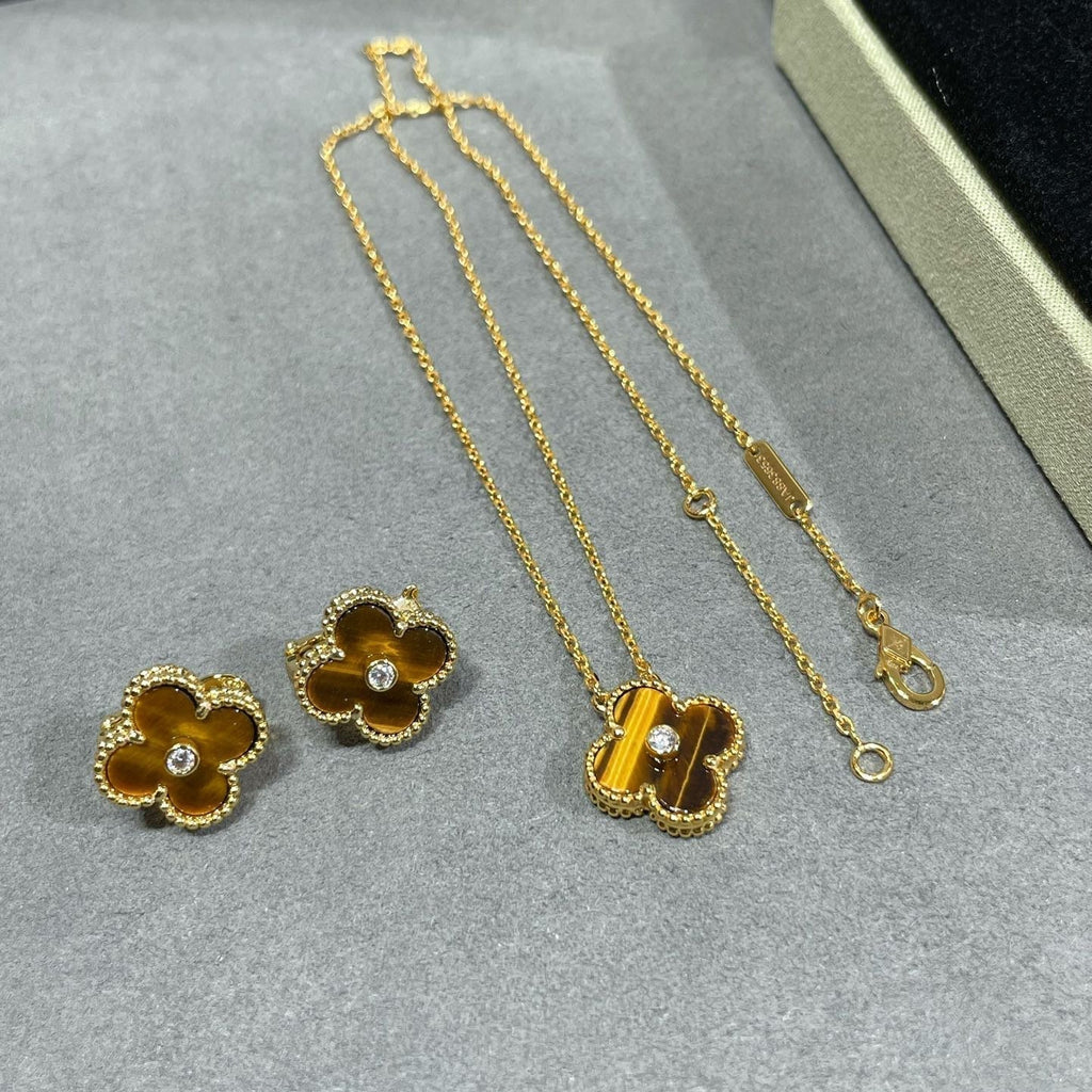 {
"Elowen jewels ": "Elowen jewels ",
"CLOVER 15MM DIAMOND AND YELLOW TIGER'S EYE AGATE necklace": "クローバー 15MM ダイヤモンド＆イエロータイガーアイ アゲート ネックレス"
}