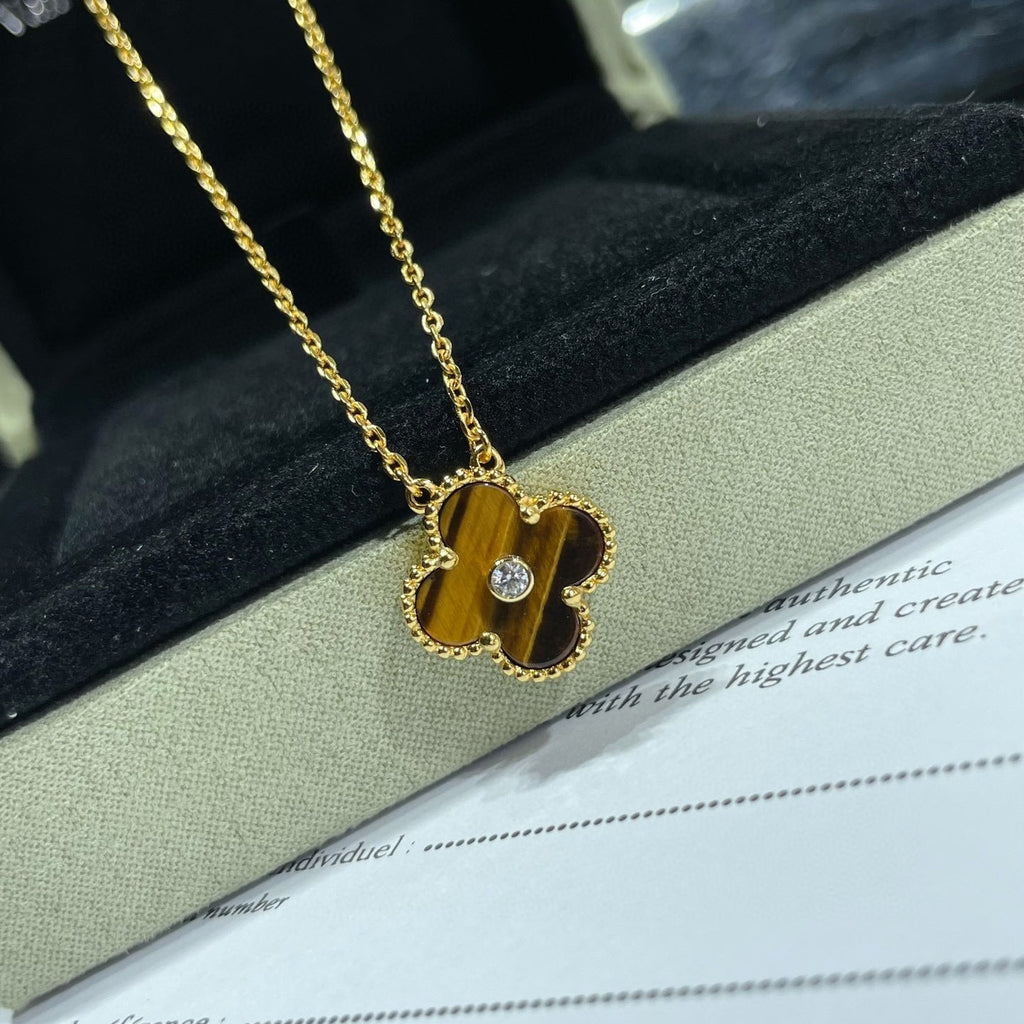 {
"Elowen jewels ": "Elowen jewels ",
"CLOVER 15MM DIAMOND AND YELLOW TIGER'S EYE AGATE necklace": "クローバー 15MM ダイヤモンド＆イエロータイガーアイ アゲート ネックレス"
}