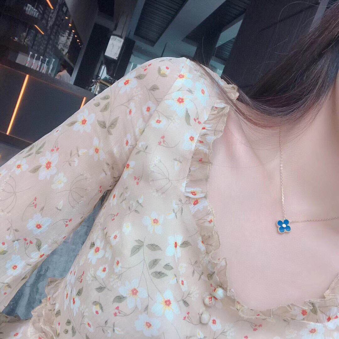 {
"Elowen jewels": "Elowen jewels",
"CLOVER 15MM DIAMOND AND BLUE AGATE NECKLACE": "KLEEBLATT 15 MM DIAMANT- UND BLAUACHAT-HALSKETTE"
}