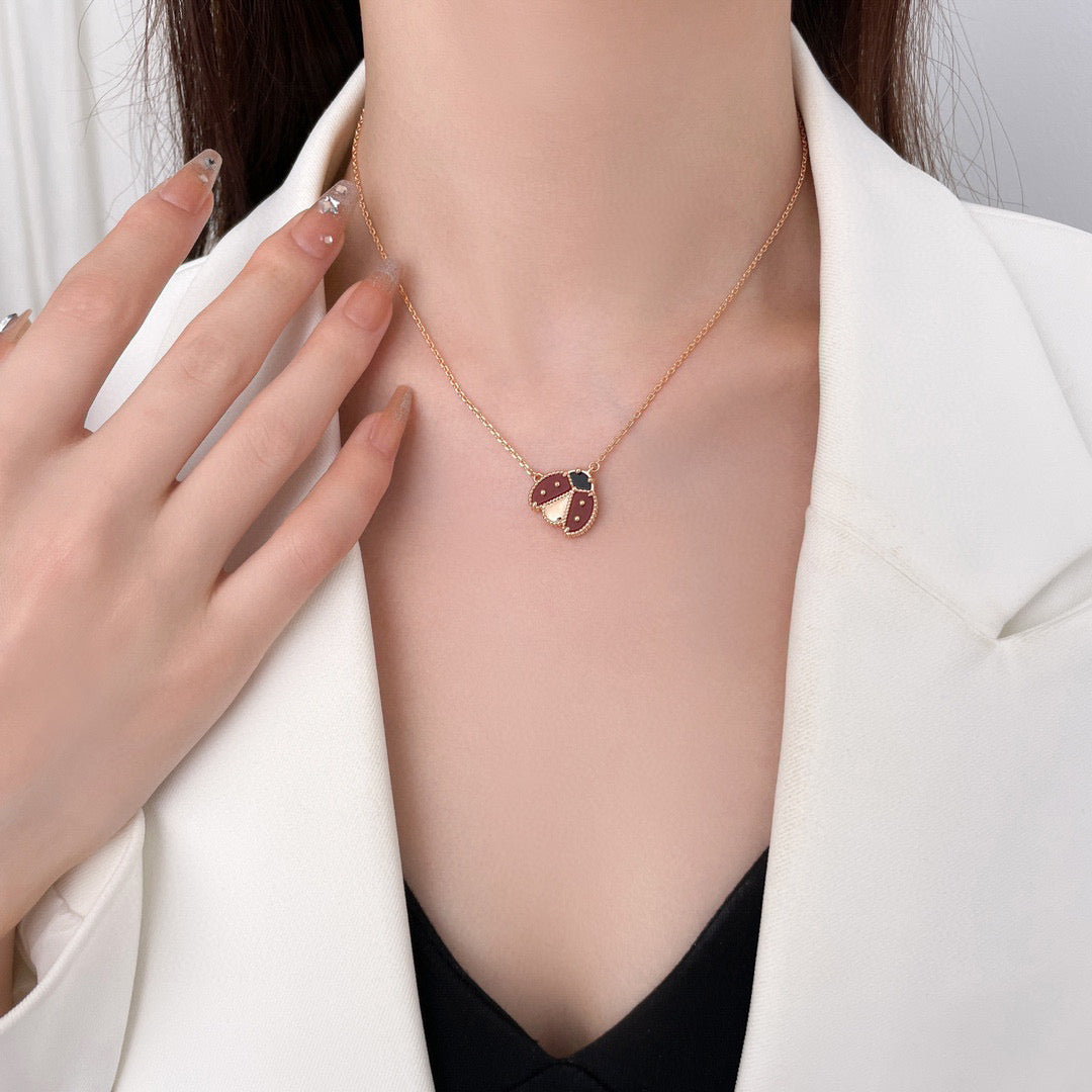 {
"Elowen jewels": "Elowen Schmuck",
"LUCKY CARNELIANS LADYBUG NECKLACE": "GLÜCKSBRINGER MARIENKÄFER-HALSKETTE MIT KARNEOLEN"
}