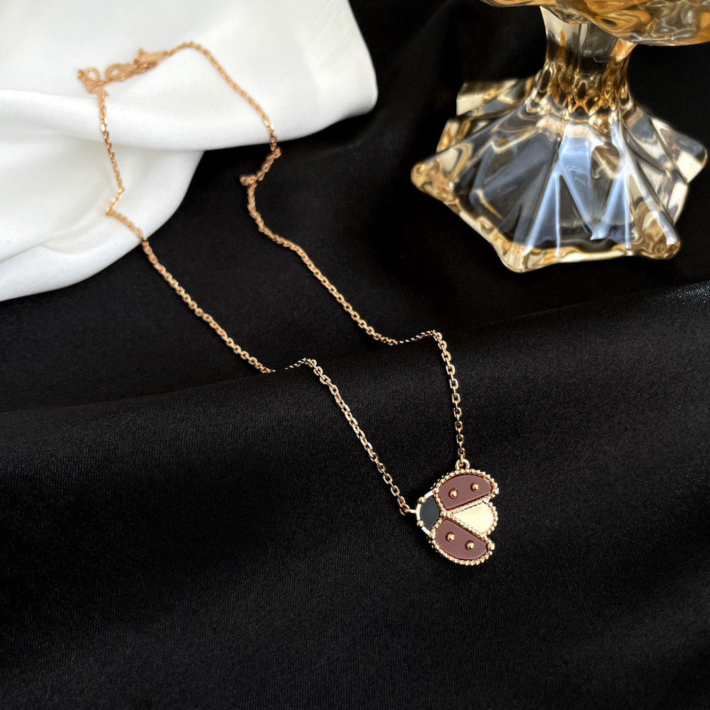 {
"Elowen jewels": "Elowen Schmuck",
"LUCKY CARNELIANS LADYBUG NECKLACE": "GLÜCKSBRINGER MARIENKÄFER-HALSKETTE MIT KARNEOLEN"
}