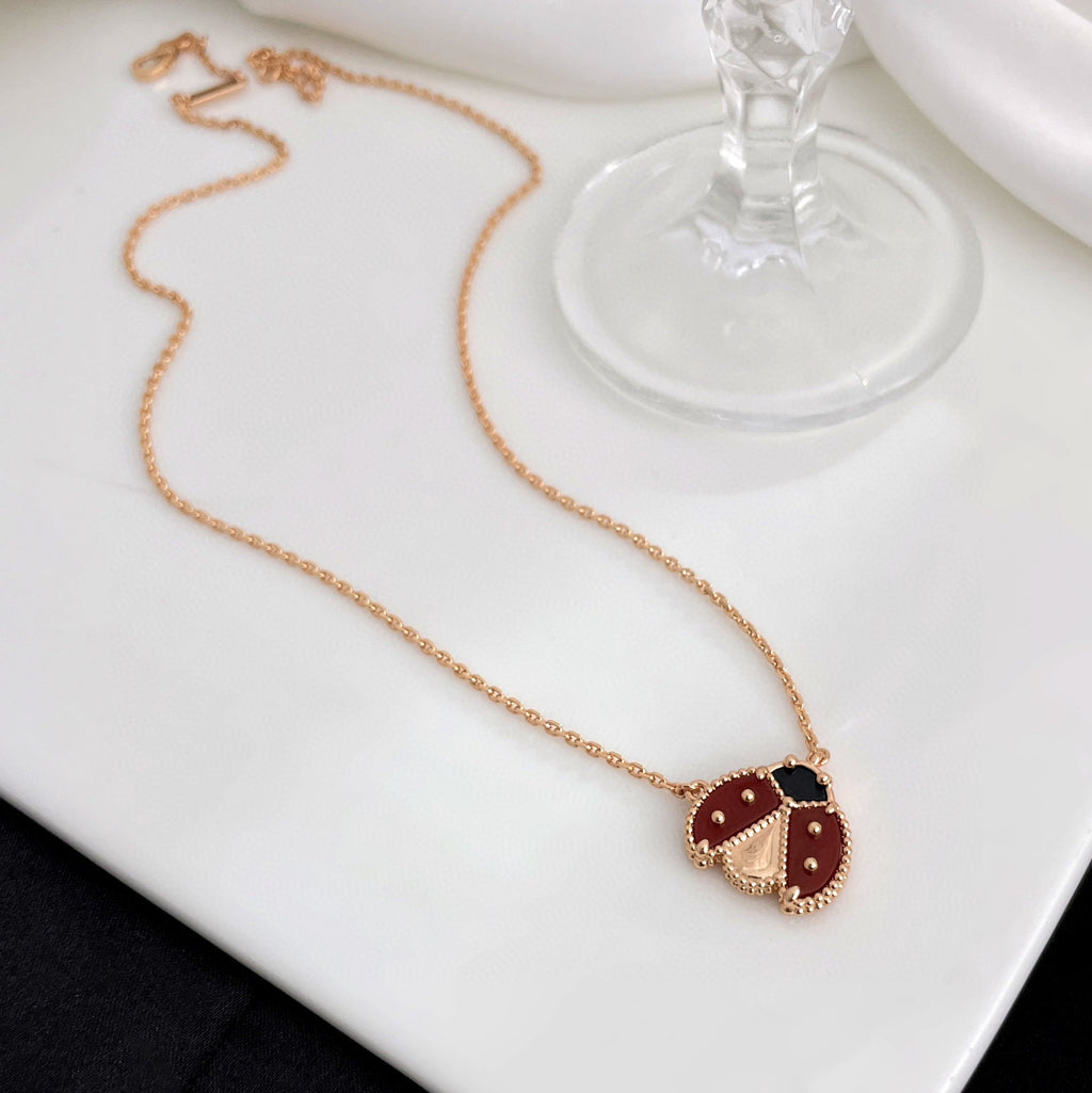 {
"Elowen jewels": "Elowen Schmuck",
"LUCKY CARNELIANS LADYBUG NECKLACE": "GLÜCKSBRINGER MARIENKÄFER-HALSKETTE MIT KARNEOLEN"
}