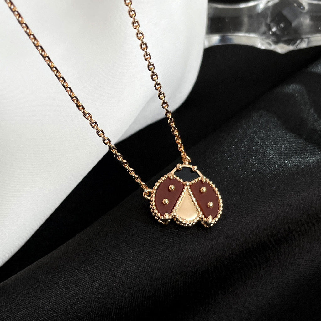 {
"Elowen jewels": "Elowen Schmuck",
"LUCKY CARNELIANS LADYBUG NECKLACE": "GLÜCKSBRINGER MARIENKÄFER-HALSKETTE MIT KARNEOLEN"
}