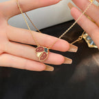 {
"Elowen jewels": "Elowen Schmuck",
"LUCKY CARNELIANS LADYBUG NECKLACE": "GLÜCKSBRINGER MARIENKÄFER-HALSKETTE MIT KARNEOLEN"
}