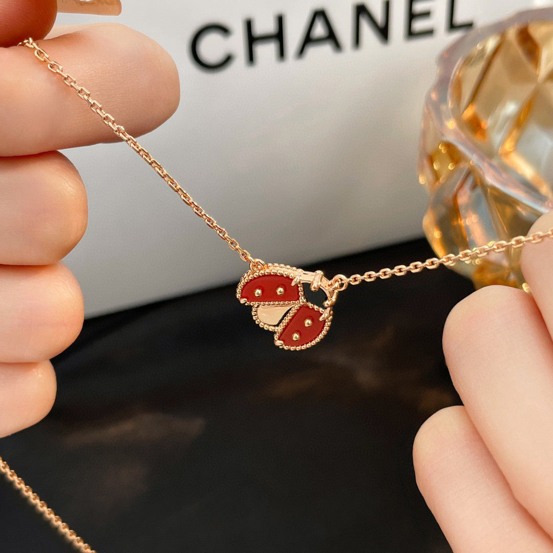 {
"Elowen jewels": "Elowen Schmuck",
"LUCKY CARNELIANS LADYBUG NECKLACE": "GLÜCKSBRINGER MARIENKÄFER-HALSKETTE MIT KARNEOLEN"
}