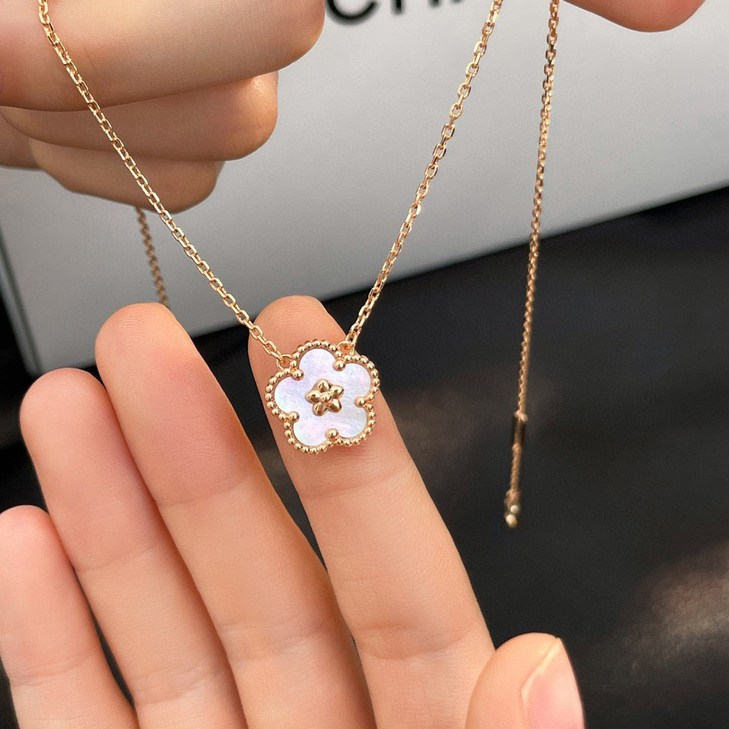 [Elowen jewels ]LUCKY  WHITE MOP  PLUM BLOSSOM NECKLACE